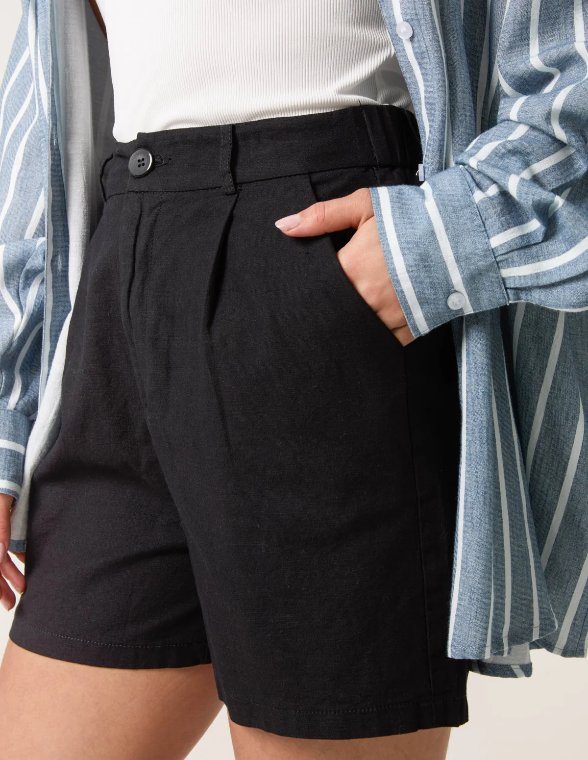 Shorts With Pleated Design - Image 4