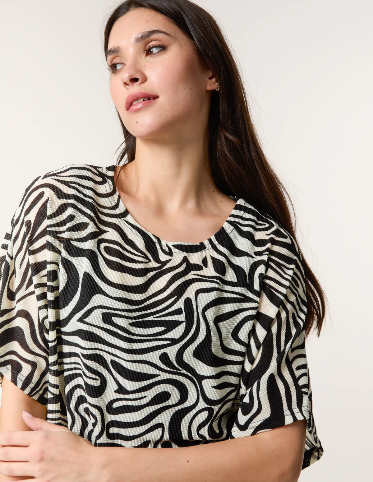 Short-Sleeved Top With Abstract Print - Image 3