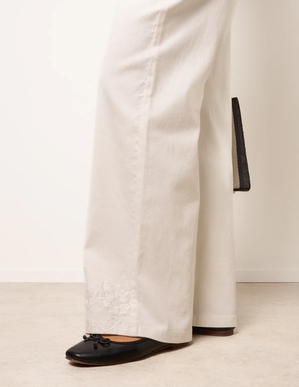 Floral Embroidered Detailed Flared Jeans - Image 3