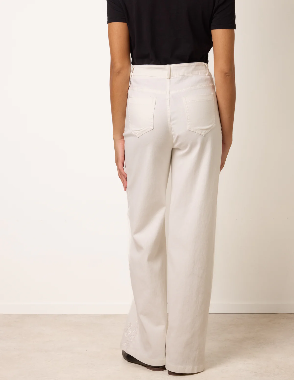 Floral Embroidered Detailed Flared Jeans - Image 5